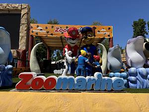 Chase e marshall, i personaggi ufficiali di paw patrol, sbarcano a zoomarine e festeggiano
